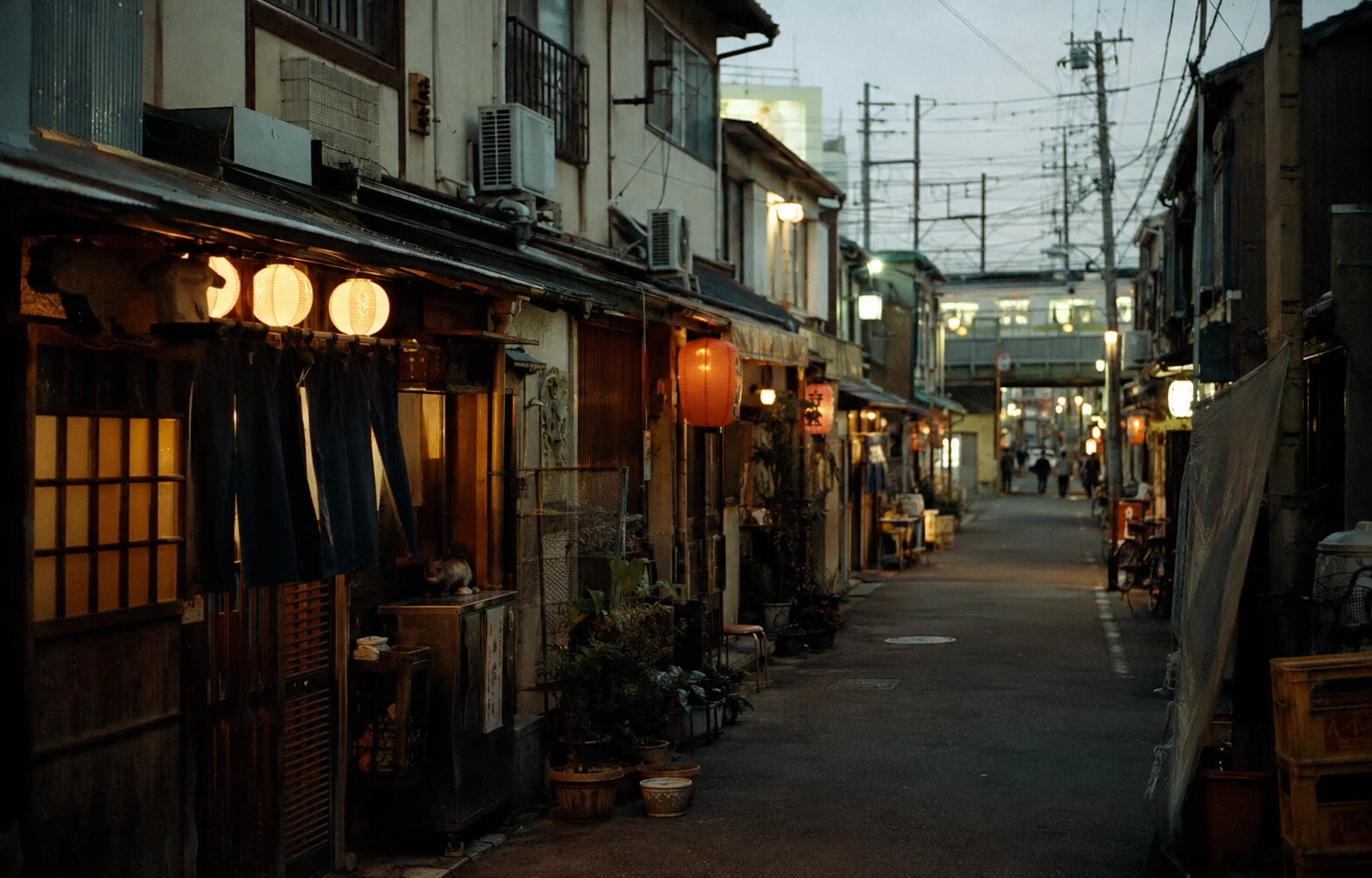 大阪・十三の飲み屋街を描いたレトロなイメージ